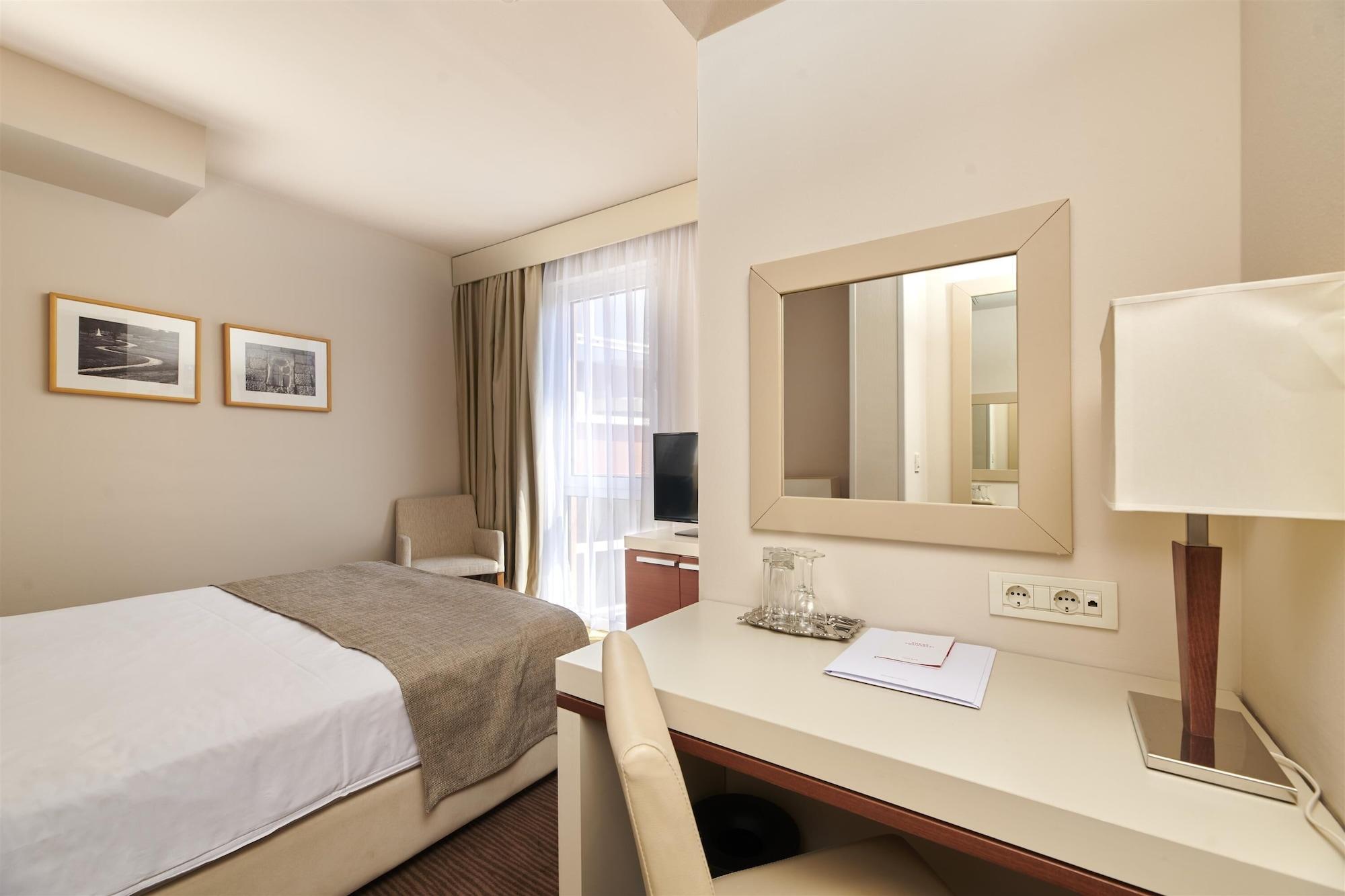 Hotel Albatros Plava Laguna Porec Exterior photo